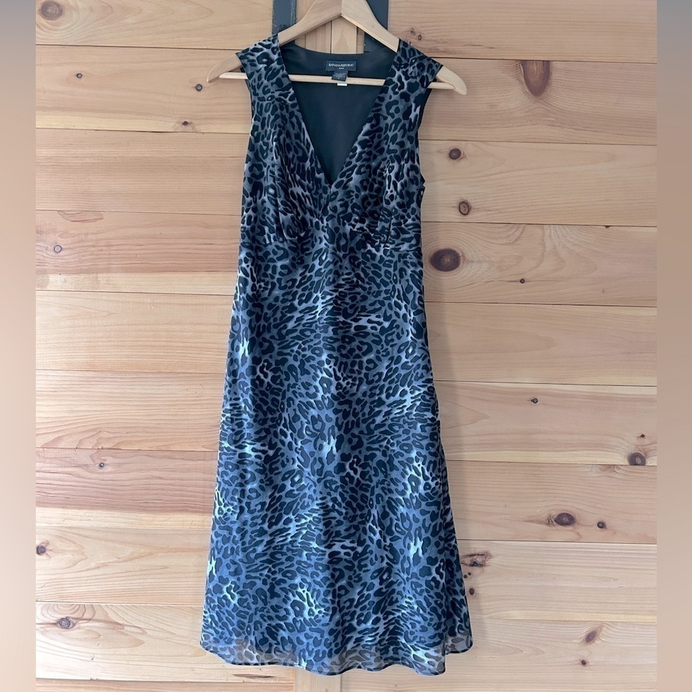 BANANA REPUBLIC SILK BLEND ANIMAL PRINT V-NECK LINED DRESS